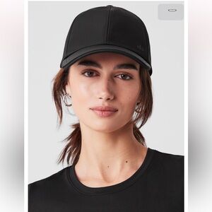 Alo Yoga-Off Duty Satin Hat-Black